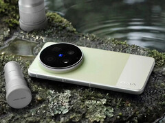 Vivo X300 Ultra i en av sina två lanseringsfärger.