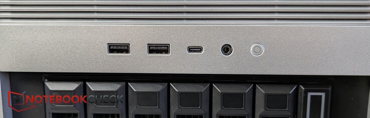 Framsida: 2x USB-A 3.0, USB-C 3.0, uttag för headset