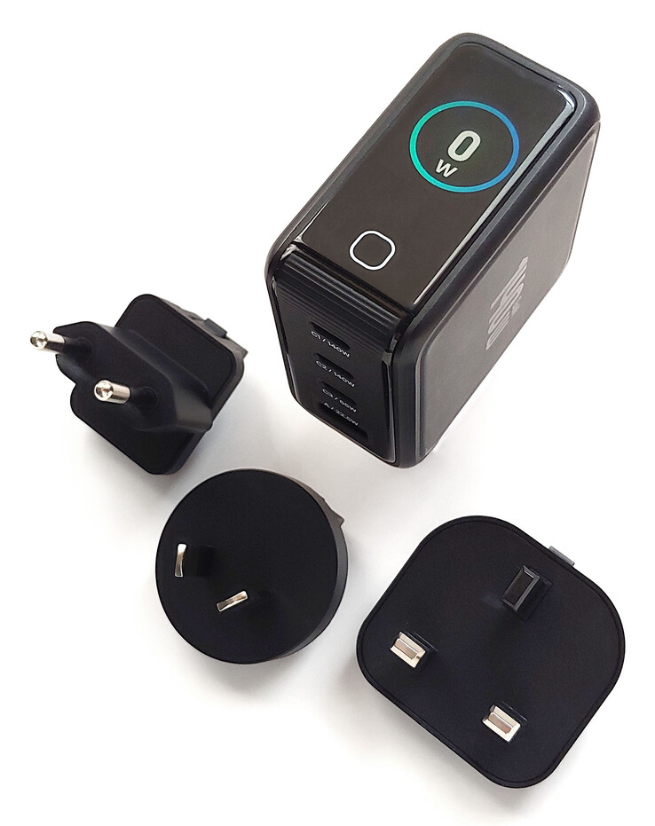 Frontvy med AC-adaptrar.