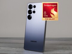 Galaxy S26 Ultra ryktas ha en uppgradering av batterikapacitet och laddning jämfört med sin föregångare på bilden här. (Bildkälla: Notebookcheck, Qualcomm, redigerad)
