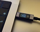 Ugreen 240W USB-C till USB-C-kabel med digital display i liggande läge