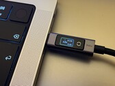 Ugreen 240W USB-C till USB-C-kabel med digital display i liggande läge