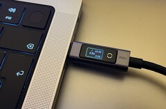 Ugreen 240W USB-C till USB-C-kabel med digital display i liggande läge