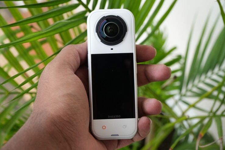 Insta360 X5 i en Satin White-färg (Bildkälla: Abhinav Fating/Notebookcheck)
