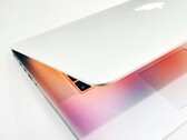 Apple förväntas i framtiden erbjuda både en MacBook Pro med LCD-skärm och en MacBook Ultra med OLED-skärm.