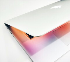 Apple förväntas i framtiden erbjuda både en MacBook Pro med LCD-skärm och en MacBook Ultra med OLED-skärm.