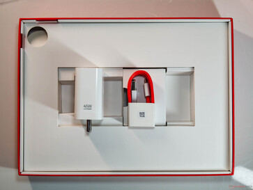 En 45 W-laddare, USB Type-A till Type-C-kabel och ett SIM-utmatningsverktyg (för 5G-versionen) medföljer i lådan. (Bildkälla: Notebookcheck)