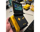 En Reddit-användare har kombinerat en GBA med ett DeWalt-batteri, vilket ger den en teoretisk batteritid på cirka 17 dagar. (Bildkälla: Bangooh via Reddit)