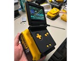 En Reddit-användare har kombinerat en GBA med ett DeWalt-batteri, vilket ger den en teoretisk batteritid på cirka 17 dagar. (Bildkälla: Bangooh via Reddit)
