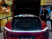 Nya Tesla Model Y i färgen Ultra Red (Bildkälla: DaltyBrewer/X)