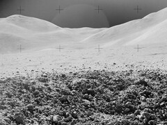 En närbild av en del av en krater som fotograferades under Apollo 15:s tredje månpromenad på månens yta (Bildkälla: NASA; beskuren)