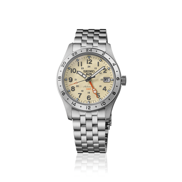 Framifrån sett: Seiko 5 Sports Field GMT HDB002 med en krämfärgad urtavla