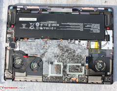 RAM- och SSD-sockeln är placerade under huvudkortet