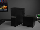 Minisforum 895D7 är smalare men högre än Steam Deck. På bilden: de två systemen sida vid sida.