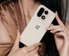 OnePlus 15 ryktas vara 8,1 mm tjock. På bilden: en kampanjbild av telefonen. (Bildkälla: OnePlus)