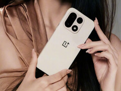 OnePlus 15 ryktas vara 8,1 mm tjock. På bilden: en kampanjbild av telefonen. (Bildkälla: OnePlus)