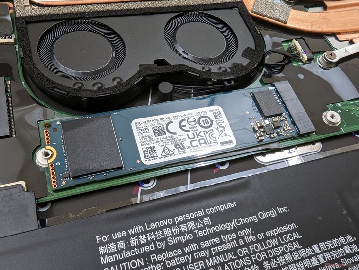 Endast stöd för upp till en M.2 2280 SSD. Det medföljande kopparskyddet togs bort för den här skärmbilden