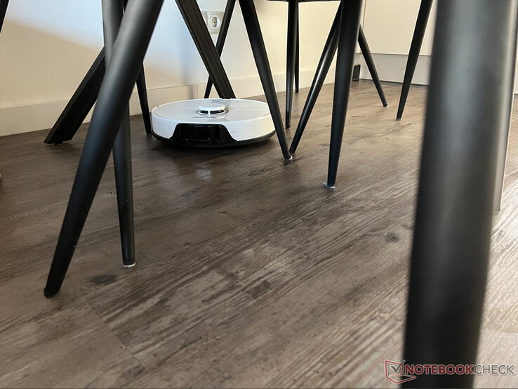 Roborock S8 i labyrinten med stolsbenet