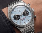 Närbild på Timex Q Timex Continental Chronograph TW2Y92400 på en handled, med en isblå radial urtavla i CD-stil, svarta hjälpurtavlor, silverfärgad takymeterring och integrerat armband i rostfritt stål.