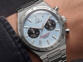 Närbild på Timex Q Timex Continental Chronograph TW2Y92400 på en handled, med en isblå radial urtavla i CD-stil, svarta hjälpurtavlor, silverfärgad takymeterring och integrerat armband i rostfritt stål.