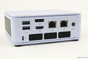 Baksida: 2x USB-A 2.0, DisplayPort (4K60), HDMI 2.0 (4K60), 2x RJ-45 (2,5 Gbps), nätadapter, Kensingtonlås