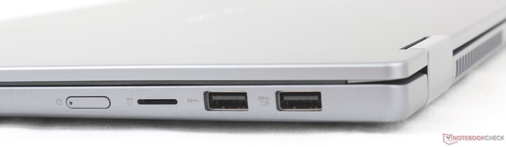 Höger sida: Strömknapp, MicroSD-läsare, 2x USB-A 3.2 Gen 1 (5 Gbps)