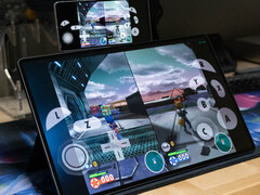Dolphin Netplay kör Star Fox: Assault på två olika Android-enheter.