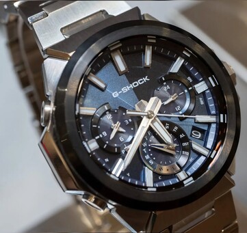 Närbild av Casio G-Shock GST-W1000AD-2A med blå urtavla, som visar dess layout med tre underurtavlor i lager, självlysande markörer, silverfärgade visare och svart bezel.