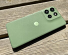 Motorola Moto G55 i den gröna färgvarianten Pantone Dill. (Bildkälla: Notebookcheck)