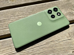 Motorola Moto G55 i den gröna färgvarianten Pantone Dill. (Bildkälla: Notebookcheck)