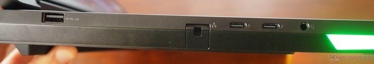 Vänster: USB-A 3.2 Gen2, 2,5 GbE RJ-45, 2x Thunderbolt 5 (inkl. PD och DP 2.1), 3,5 mm ljudutgång