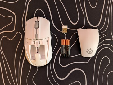 Skalet skjuts upp för att avslöja batterifacket och facket för 2,4 GHz-dongeln.