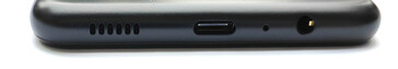 Botten: Högtalare, USB typ-C-port, mikrofon, 3,5 mm ljuduttag