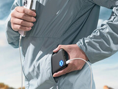 Endast specifika svarta och blå färgalternativ av powerbanken som säljs via Amazon återkallas. På bilden: en reklambild av den bärbara laddaren. (Bildkälla: Iniu)