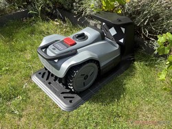 TerraMow Mini 500 i sin laddningsstation