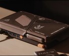 En specialbyggd kompakt spelkonsol med en mini-PC, synliga kylöppningar, USB-portar och orange strömknappar på ett skrivbord.