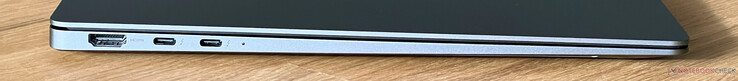 Vänster: HDMI 2.1, 2x USB-C 4.0 med Thunderbolt 4 (40 GBit/s, DisplayPort ALT-läge, Power Delivery)