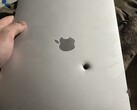 En Apple M1 MacBook Air stoppar enligt uppgift ett granatfragment (Bildkälla: lanevychs on X)