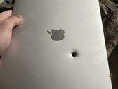 En Apple M1 MacBook Air stoppar enligt uppgift ett granatfragment (Bildkälla: lanevychs on X)