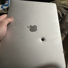 En Apple M1 MacBook Air stoppar enligt uppgift ett granatfragment (Bildkälla: lanevychs on X)