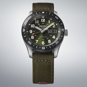 Seiko 5 Sports HDB008 fältklocka med grön urtavla, svart kompassring och grönt nylonarmband.