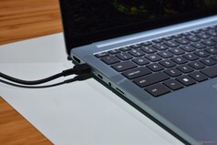 Lenovo IdeaPad Vibe: Portar på vänster sida.