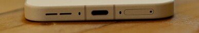 Nedtill: Högtalare, mikrofon, USB-C-port, mikrofon, SIM-kortplats