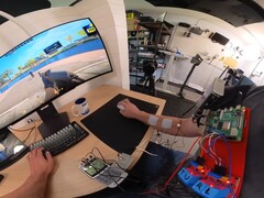 YouTubern Basically Homeless uppnår reaktionstider på 100 ms med sitt neuromuskulära målassistanssystem. (Bildkälla: Basically Homeless via YouTube)