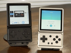 Anbernic RG Rotate i Aurora Silver- och Polar Black-utförande, från vänster till höger.