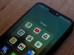 Smartphone på ett träbord med en öppen Google-appmapp