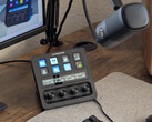 Stream Deck+, ansluten till en Wave DX, med en PC-monitor i bakgrunden