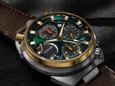 Vinkelbild av Citizen Promaster Tsuno Chrono Racer som framhäver dess karakteristiska bullhead-boett, guldtonad bezel och kronografknappar placerade på ovansidan.