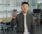Carl Pei, VD för Nothing, håller upp en suddig Nothing Phone (3). (Bildkälla: Google)