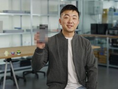 Carl Pei, VD för Nothing, håller upp en suddig Nothing Phone (3). (Bildkälla: Google)